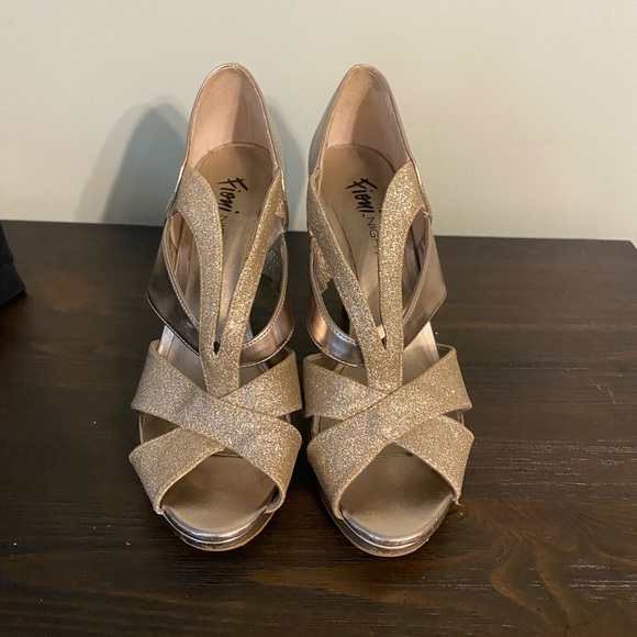 Sparkly gold heels - Picture 1 of 4